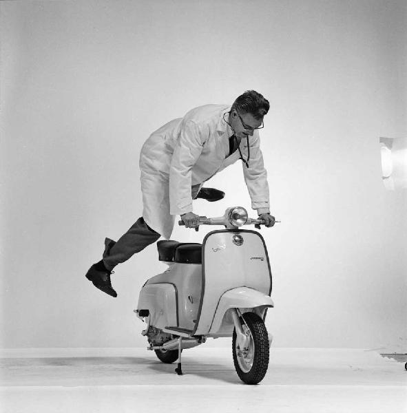 Innocenti - Sala posa - Lambretta 100 "baby" - Personaggio del medico