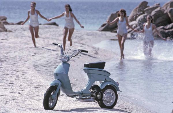 Innocenti - Sardegna - Campagna pubblicitaria - Lambretta 50 Cl Lui - Spiaggia - Modelle