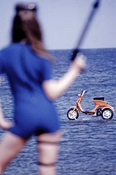 Innocenti - Sardegna - Campagna pubblicitaria - Lambretta 50 Cl Lui - Mare - Modella