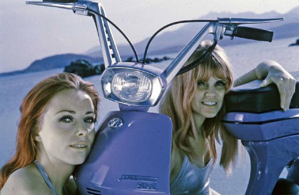 Innocenti - Sardegna - Campagna pubblicitaria - Lambretta 50 Cl Lui - Spiaggia - Modelle