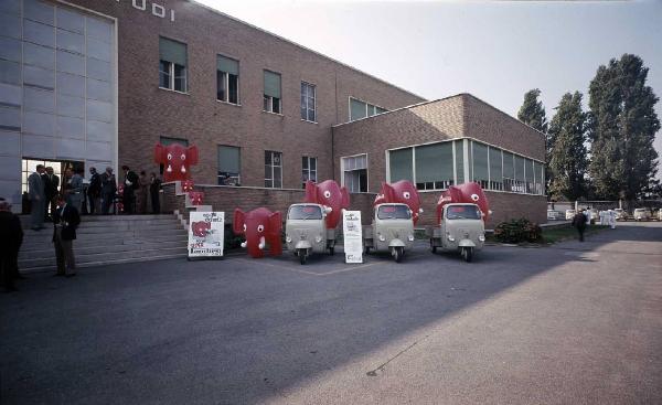 Innocenti - Milano - Stabilimento - Centro studi - Motofurgone Lambro 550 - Elefantini gonfiabili - Presentazione stampa