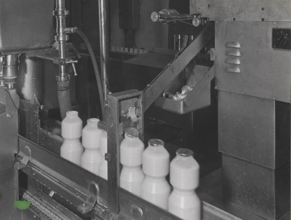 Peschiera Borromeo - Montesud petrolchimica - Consorzio produttori latte - Linea di produzione - Sigillatura termica di bottiglie in Moplen