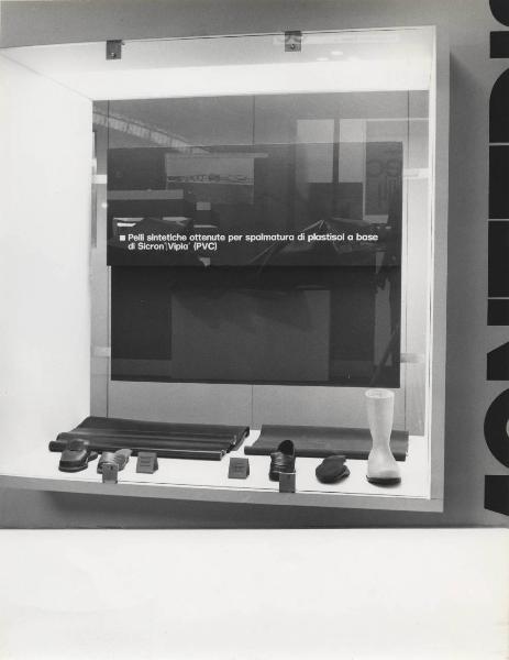 Milano - Micam (Mostra internazionale di calzature concerie affini e macchinari) del 1971 - Stand Montedison - Pelli sintetiche a base di Sicron Vipla