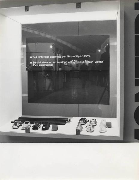 Milano - Micam (Mostra internazionale di calzature concerie affini e macchinari) del 1971 - Stand Montedison - Pelli sintetiche spalmate con Sicron Vipla - Sandali stampati con granuli di Sicron Viplast