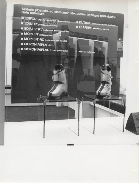 Milano - Micam (Mostra internazionale di calzature concerie affini e macchinari) del 1971 - Stand Montedison - Materie plastiche e elastomeri - Scarponi da sci