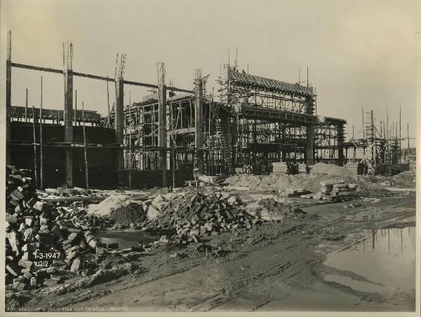 Milano - Fiera campionaria del 1947 - Padiglione Montecatini - Lavori di costruzione