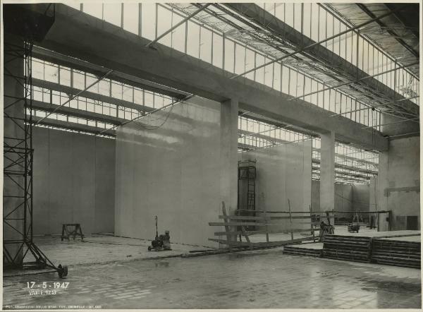 Milano - Fiera campionaria del 1947 - Padiglione Montecatini - Lavori di costruzione - Interno