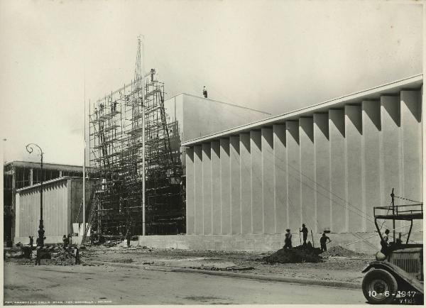 Milano - Fiera campionaria del 1947 - Padiglione Montecatini - Lavori di rifinitura - Esterno - Ingresso