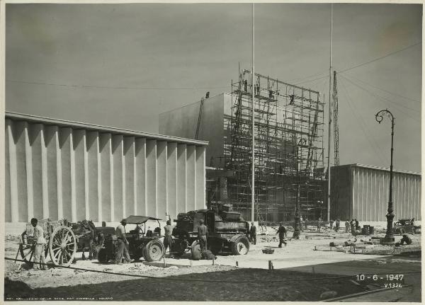 Milano - Fiera campionaria del 1947 - Padiglione Montecatini - Lavori di rifinitura - Esterno - Ingresso