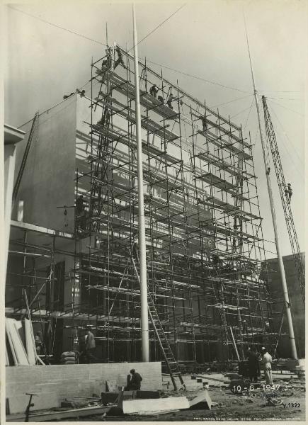 Milano - Fiera campionaria del 1947 - Padiglione Montecatini - Lavori di rifinitura - Esterno - Ingresso