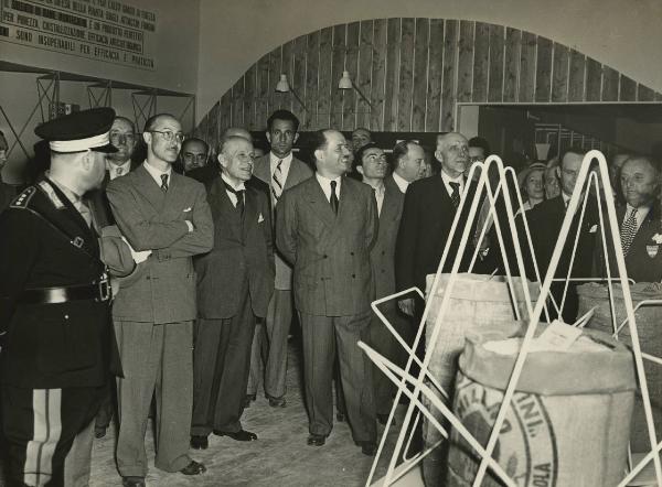 Milano - Fiera campionaria del 1947 - Padiglione Montecatini - [Sala dell'agricoltura?] Visita autorità - Giuseppe Togni
