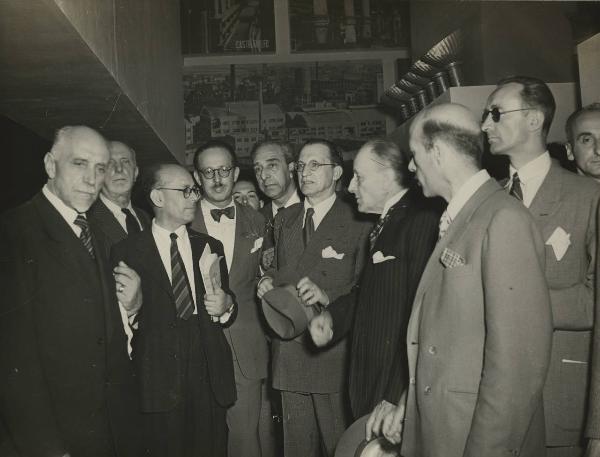 Milano - Fiera campionaria del 1947 - Padiglione Montecatini - Sala di presentazione - Visita autorità - Alcide De Gasperi e Umberto Terracini