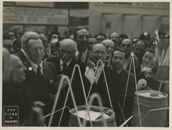 Milano - Fiera campionaria del 1947 - Padiglione Montecatini - [Sala dell'agricoltura?] - Visita autorità - Alcide De Gaspari e Umberto Terracini