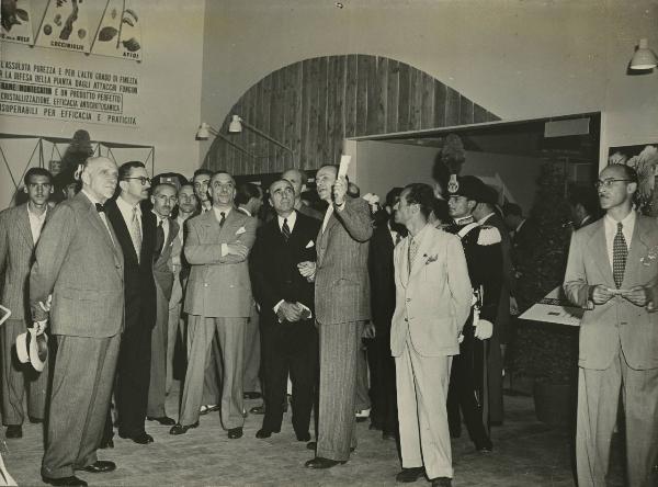 Milano - Fiera campionaria del 1947 - Padiglione Montecatini - Visita autorità - James C. Dunn