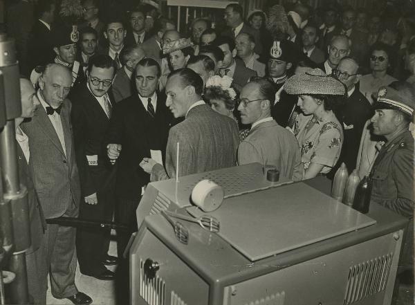 Milano - Fiera campionaria del 1947 - Padiglione Montecatini - [Sala DUCO] - Visita autorità - James C. Dunn