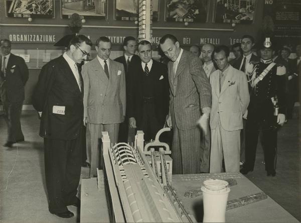 Milano - Fiera campionaria del 1947 - Padiglione Montecatini - Sala alluminio - Visita autorità - James C. Dunn