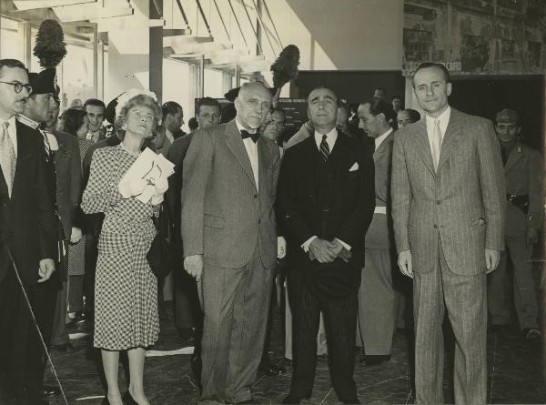 Milano - Fiera campionaria del 1947 - Padiglione Montecatini - Visita autorità - James C. Dunn