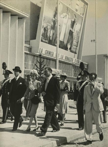 Milano - Fiera campionaria del 1947 - Padiglione Montecatini - Visita autorità - James C. Dunn