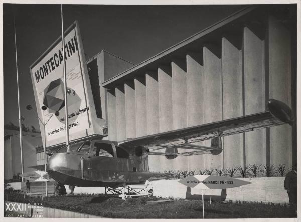 Milano - Fiera campionaria del 1954 - Padiglione Montecatini - Esterno - Ingresso - Aeroplano anfibio Nardi FN 333