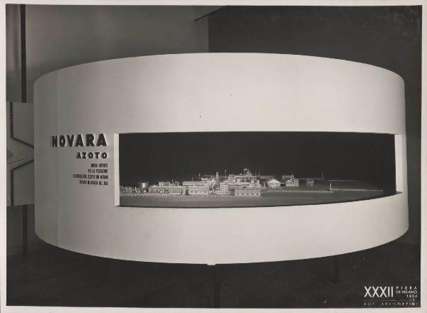 Milano - Fiera campionaria del 1954 - Padiglione Montecatini - Sala prodotti chimici per l'agricoltura - Plastico stabilimento Novara azoto