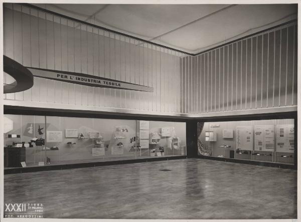 Milano - Fiera campionaria del 1954 - Padiglione Montecatini - Sala prodotti chimici diversi - Vetrine dedicate all'industria tessile