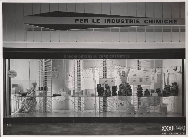 Milano - Fiera campionaria del 1954 - Padiglione Montecatini - Sala prodotti chimici diversi - Industria chimica