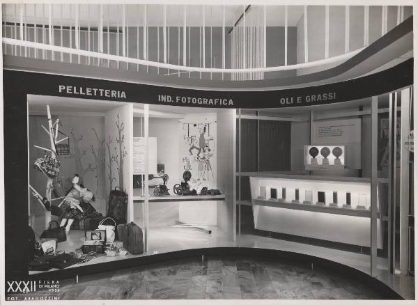 Milano - Fiera campionaria del 1954 - Padiglione Montecatini - Sala prodotti chimici diversi - Pelletteria - Industria fotografica - Oli e grassi