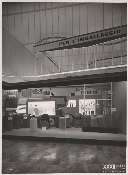 Milano - Fiera campionaria del 1954 - Padiglione Montecatini - Sala prodotti chimici diversi - Imballaggi