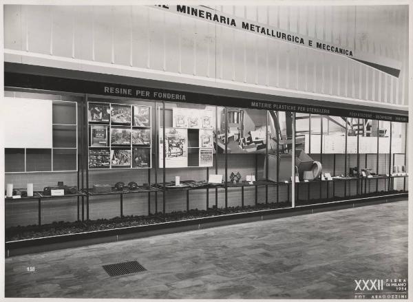 Milano - Fiera campionaria del 1954 - Padiglione Montecatini - Sala prodotti chimici diversi - Industrie mineraria, metallurgica e meccanica - Vetrine