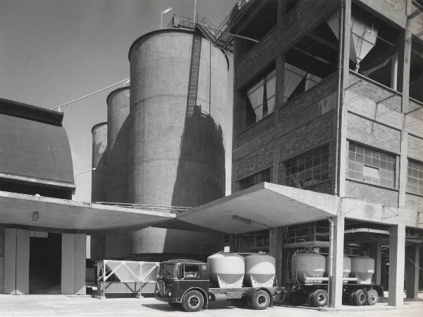 Campofranco - Stabilimento - Silos per il deposito di solfato potassico e stazione d'insacco automatico e spedizione