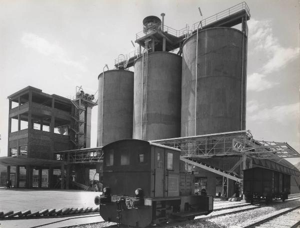 Campofranco - Stabilimento - Silos per il deposito di solfato potassico e stazione d'insacco automatico e spedizione