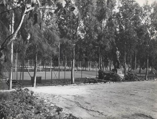 Campofranco - Campo da tennis con monumento al minatore