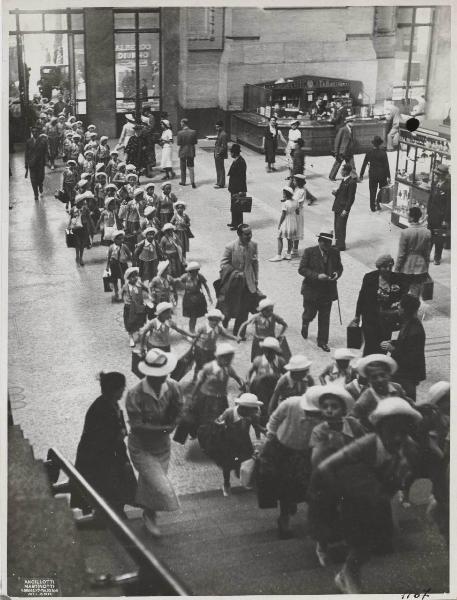 Milano - Stazione Centrale - Partenza per le colonie marine - Bambine