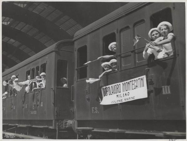 Milano - Stazione Centrale - Partenza per le colonie marine - Bambine