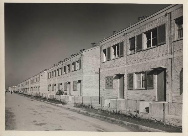 Ferrara (fraz. Pontelagoscuro) - Villaggio Montecatini - Case