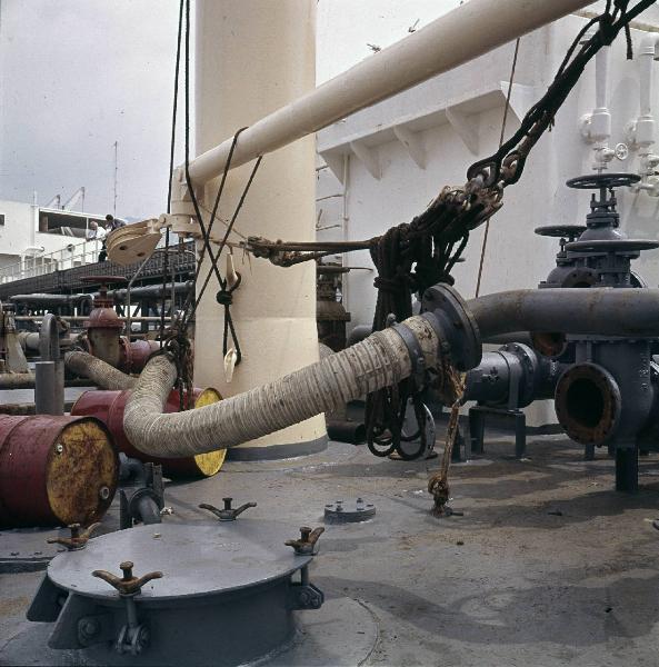 Savona - Porto - Nave cisterna - Tubazioni in gomma per scarico prodotti petroliferi - Elaprim