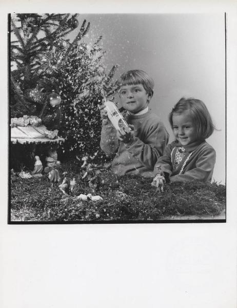 Natale - Ritratto di bambini - Neve artificiale - Albero - Presepe - Sala posa