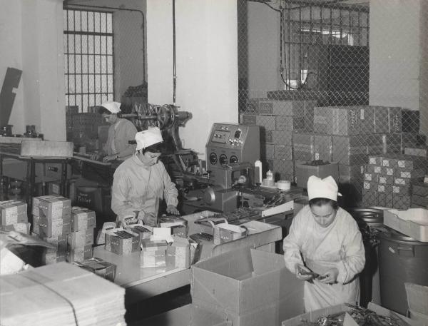 Torino - Chocolat Tobler - Catena di montaggio - Operaie - Confezionamento nocciolato