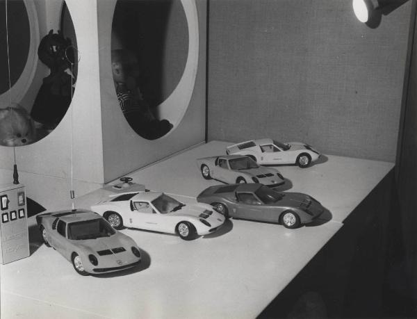 Milano - Salone del giocattolo del 1969 - Automobiline - Ferrari Wegatoys radiocomandate - Materie plastiche