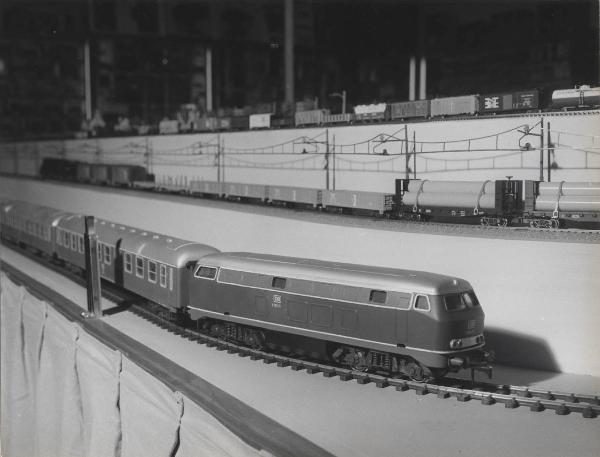 Milano - Salone del giocattolo del 1969 - Pista trenini - Materie plastiche