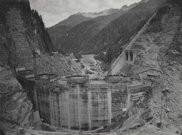 Teglio - Acciaierie e Ferriere Lombarde Falck - Impianto idroelettrico di Ganda - Diga di Frera - Inquadratura da monte della costruzione