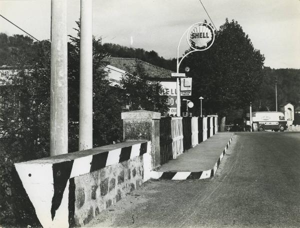 Vernici stradali - Ponte - Segnaletica orizzontale - Strisce oblique bianche e nere - Logo Shell