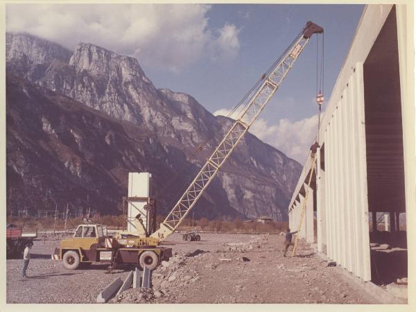 Trento - Stabilimento Ignis - Cantiere - Gru gommata Ormig