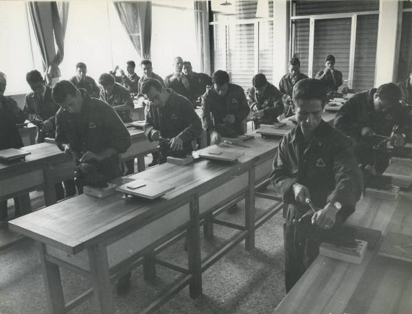 Brindisi - SEID (Settore idrocarburi) - Scuola professionale - Officina per le esercitazioni di manutenzione - Tirocinanti