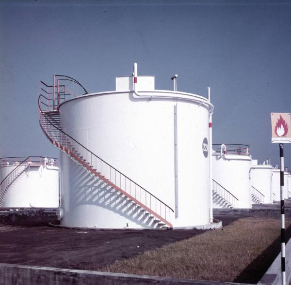 Brindisi - Stabilimento petrolchimico - Serbatoio per prodotti petroliferi - Duco - Vernici per l'industria