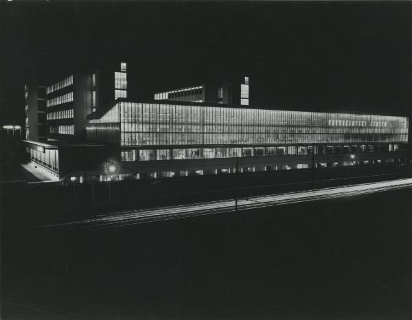 Milano - Stabilimento Farmitalia - Esterno - Notturno