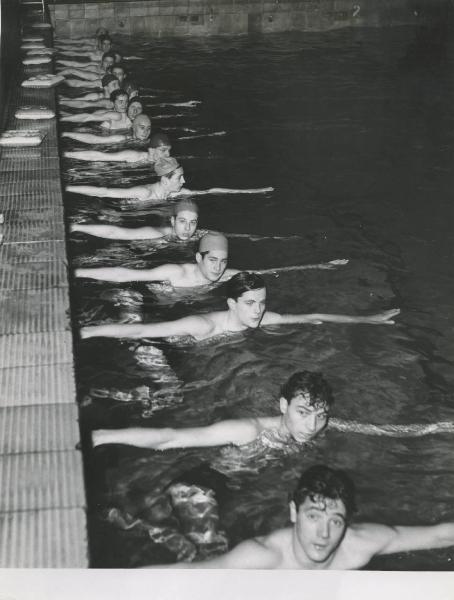 Milano - Centro formazione professionale di via Marcona - Piscina - Lezione di nuoto - Alunni