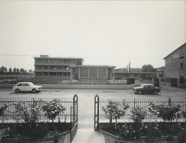 Varese - Edificio scolastico prefabbricato - Esterno - Strada