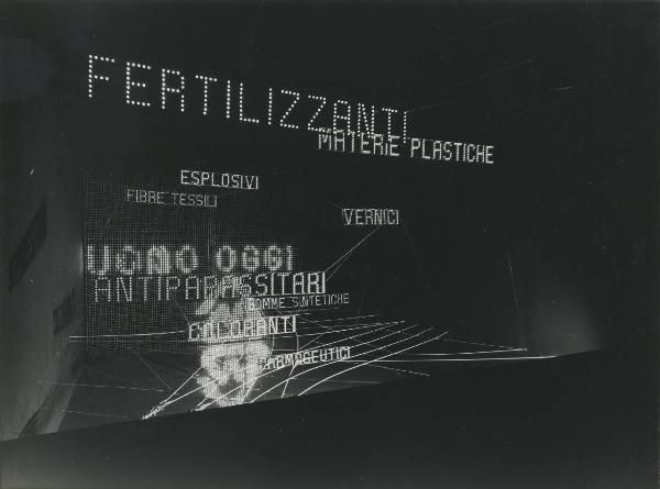 Milano - Fiera campionaria del 1964 - Padiglione Montecatini - Mostra "Gli sviluppi della industria petrolchimica attraverso la storia della goccia di petrolio" - Sala attività Montecatini - Pannello luminoso