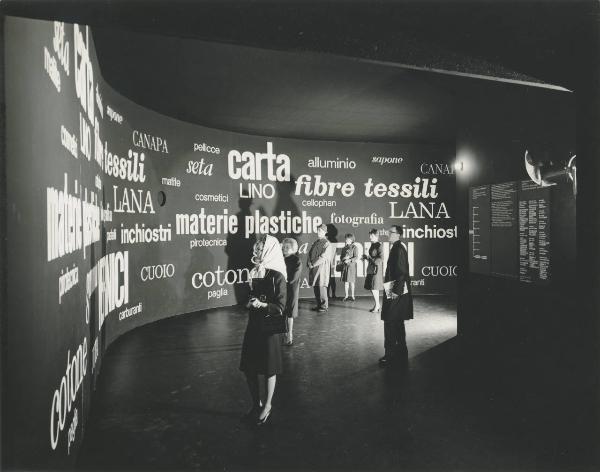 Milano - Fiera campionaria del 1964 - Padiglione Montecatini - Mostra "Gli sviluppi della industria petrolchimica attraverso la storia della goccia di petrolio" - Sala coloranti - Visitatori